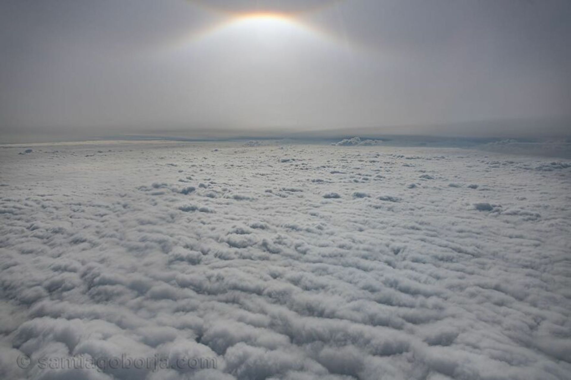 آسمان روز از پنجره هواپیما ابرها