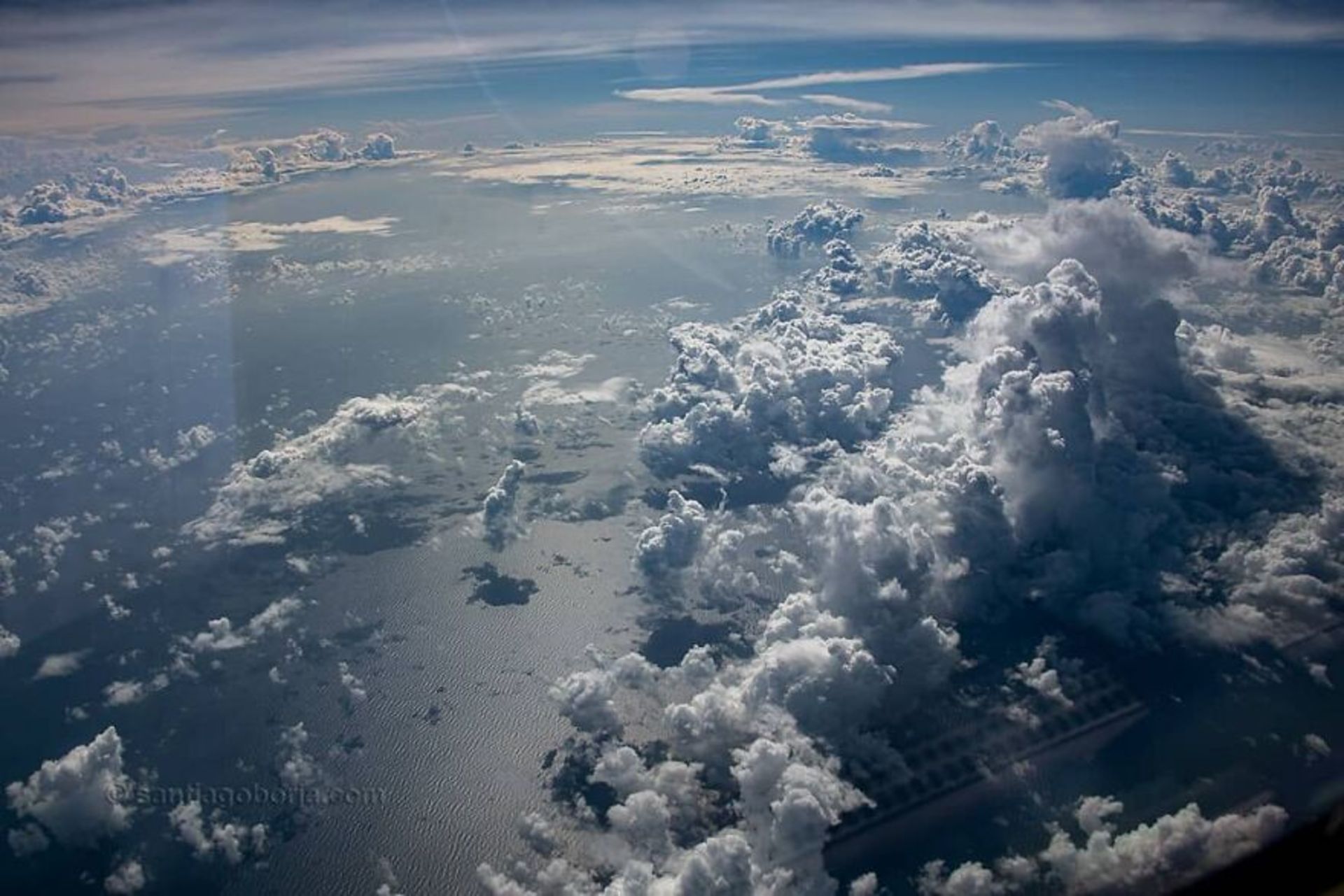 آسمان از پنجره هواپیما ابرها