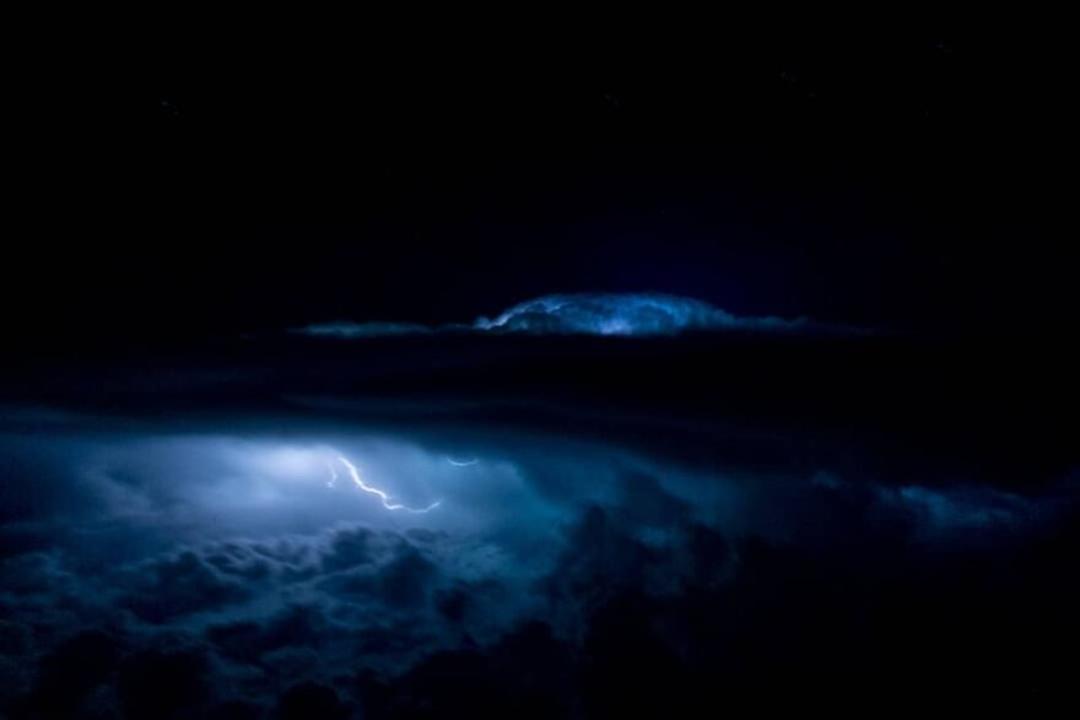 آسمان شب از پنجره هواپیما ابرها