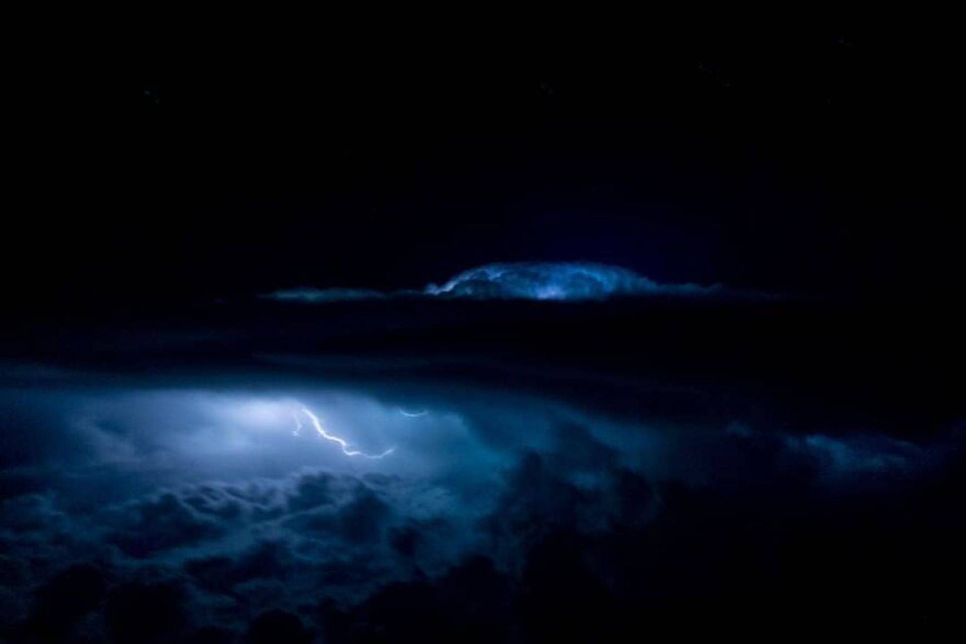 آسمان شب از پنجره هواپیما ابرها