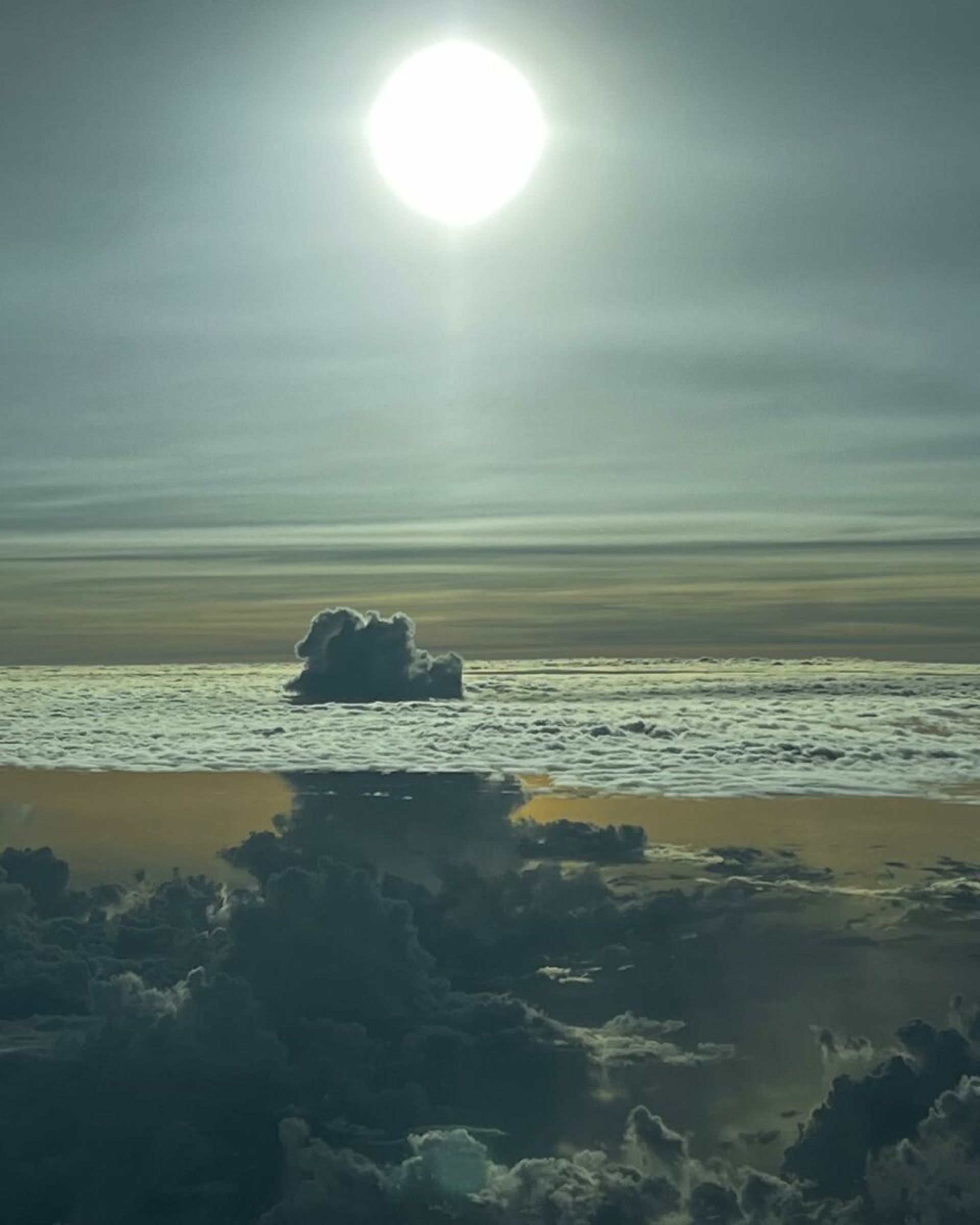 آسمان از شیشه هواپیما