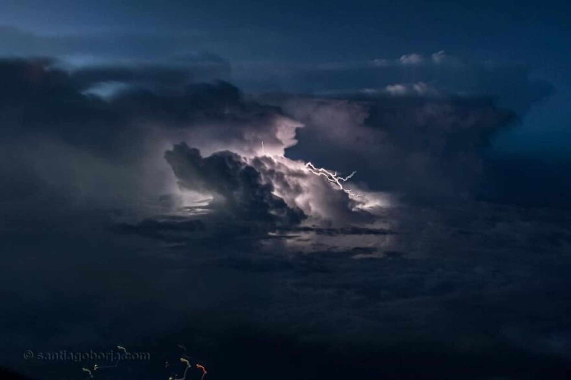 آسمان شب از پنجره هواپیما ابرها