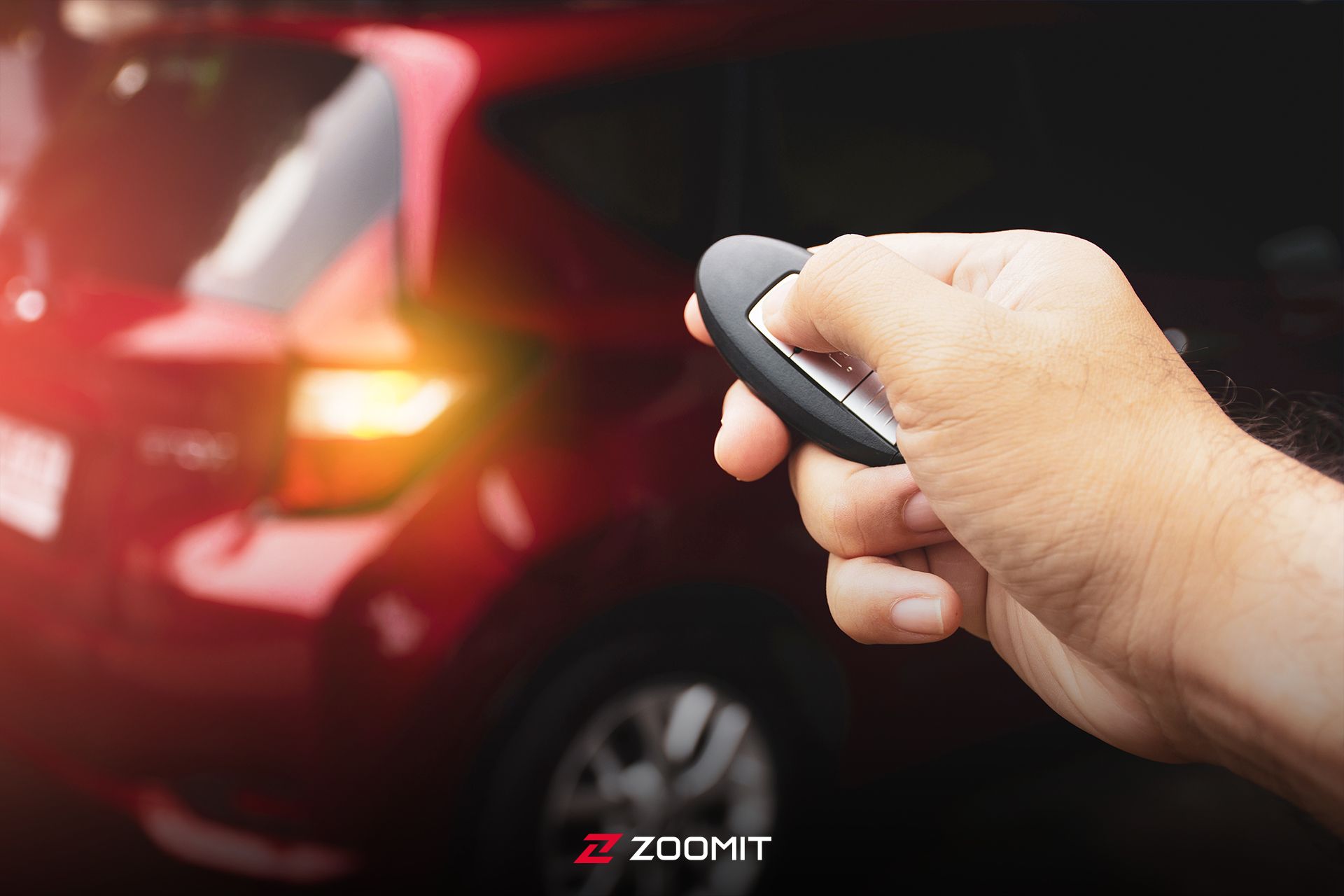 ریموت دزدگیر خودرو در حال قفل کردن درب خودرو