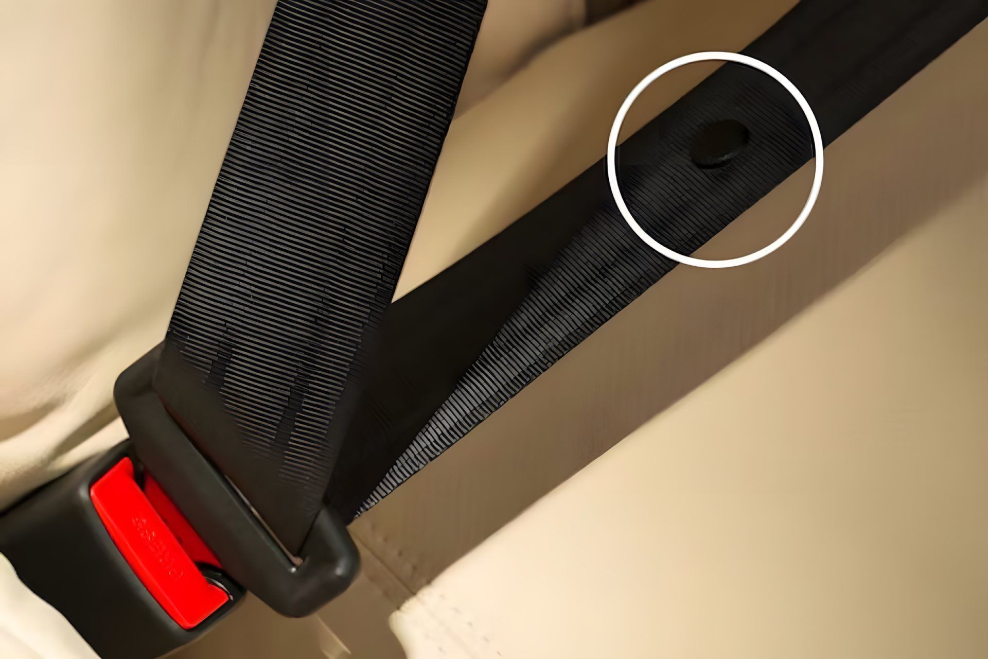 دکمه روی کمربند ایمنی خودرو