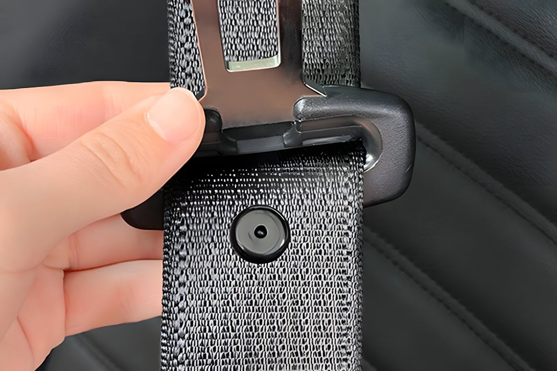 دکمه روی کمربند ایمنی خودرو