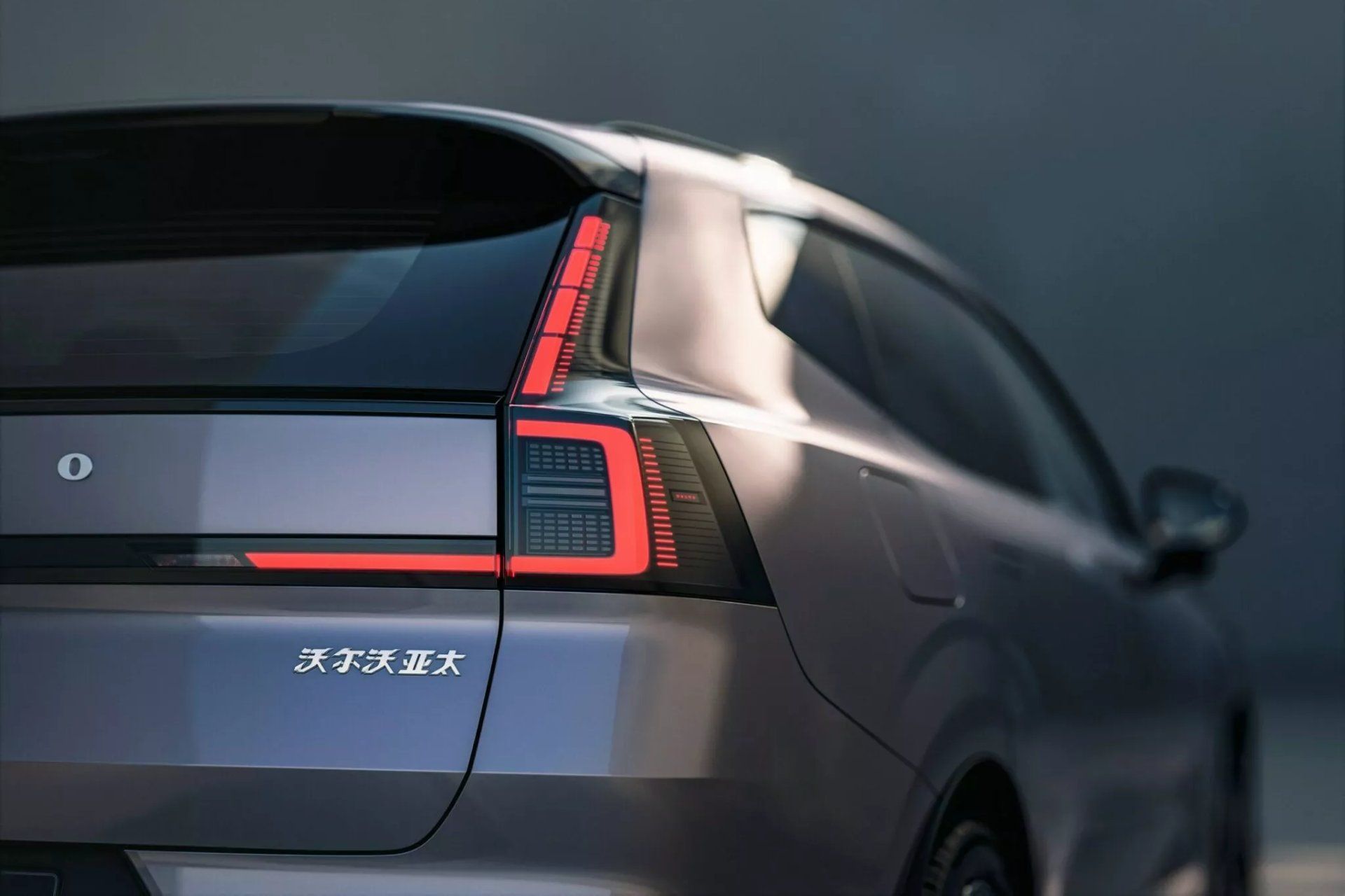 نمای پشت خودرو برقی چینی شاسی بلند