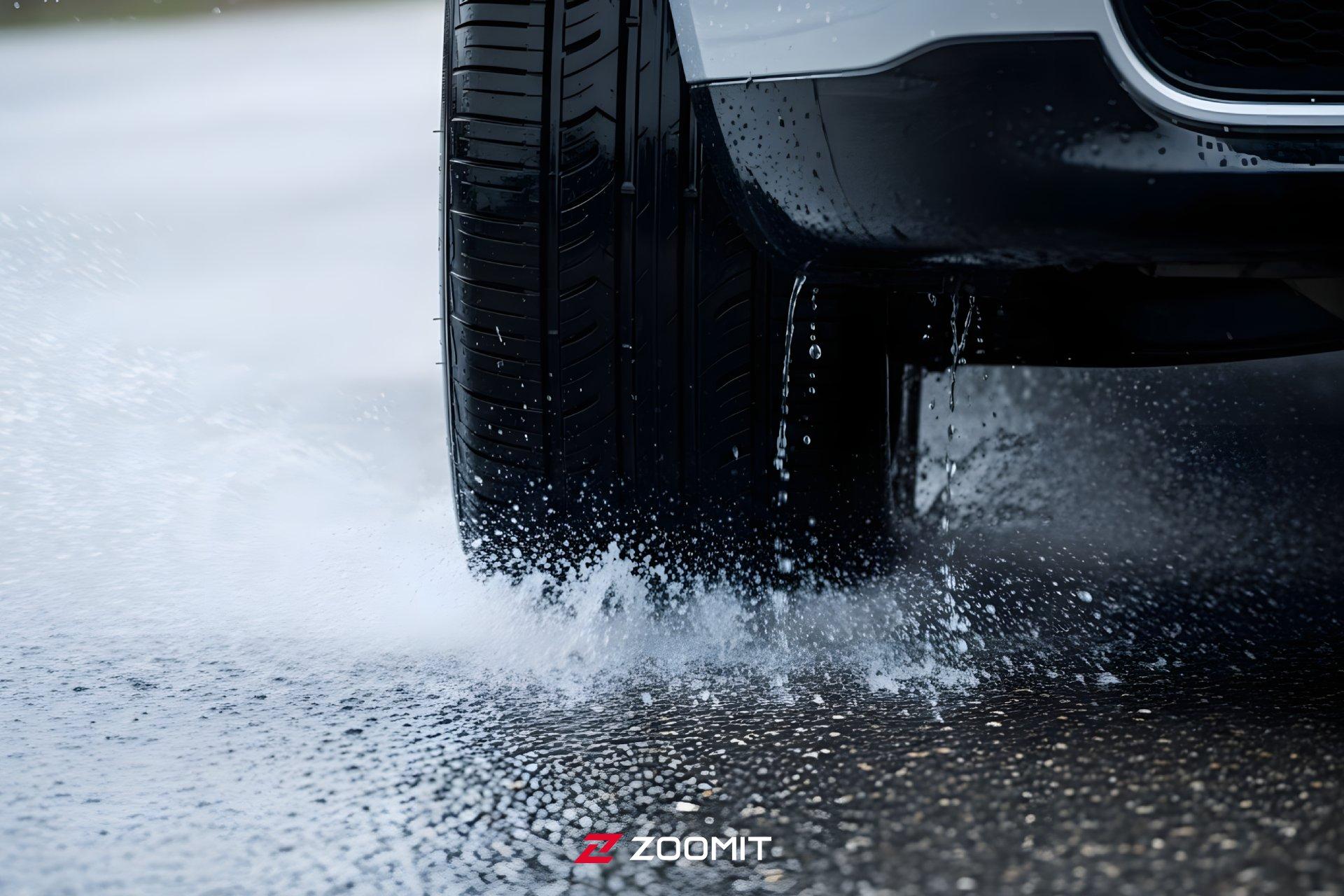 نمایی از عاج ها و شیارهای لاستیک خودرو درحال حرکت در جاده بارانی