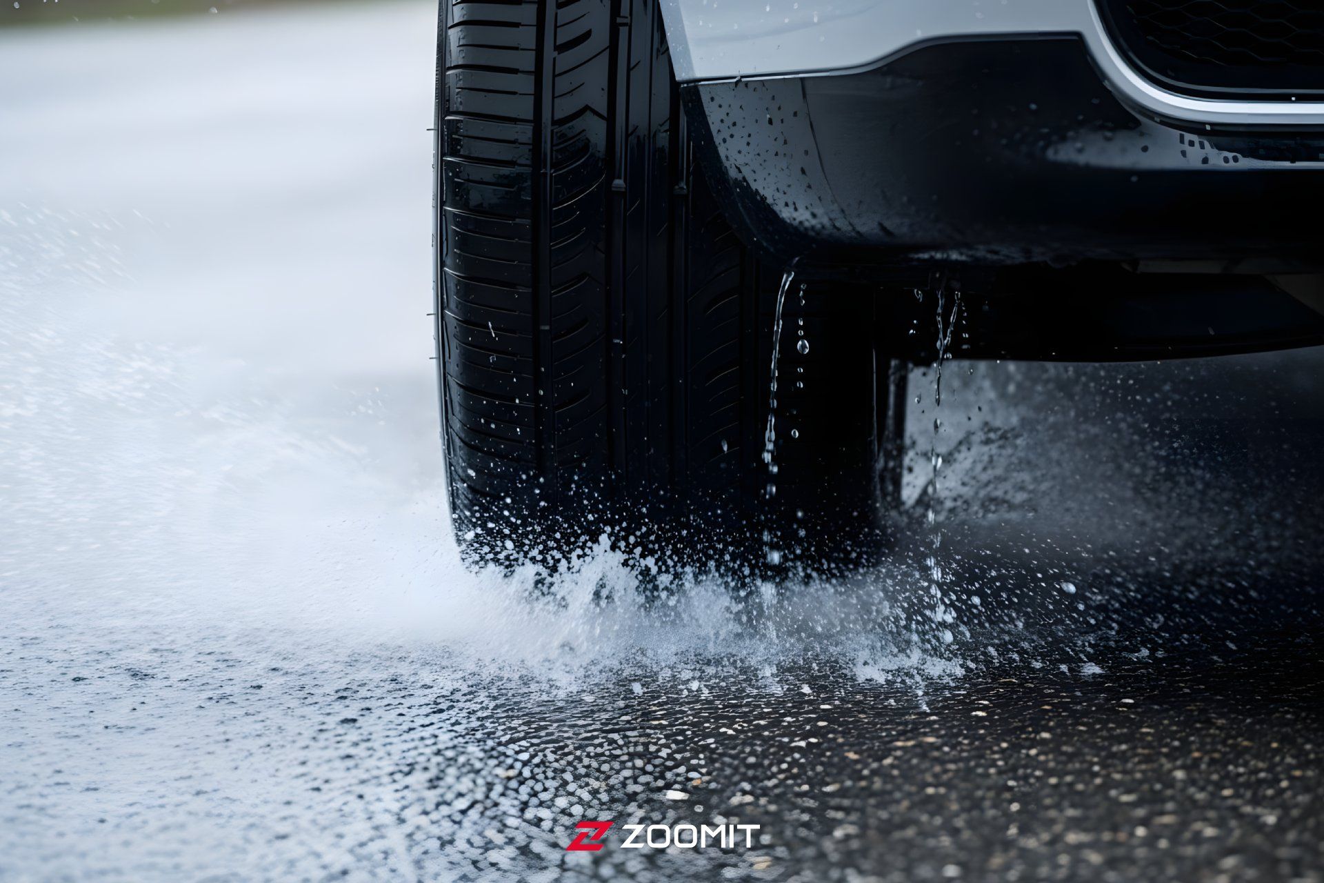 نمایی از عاج ها و شیارهای لاستیک خودرو درحال حرکت در جاده بارانی