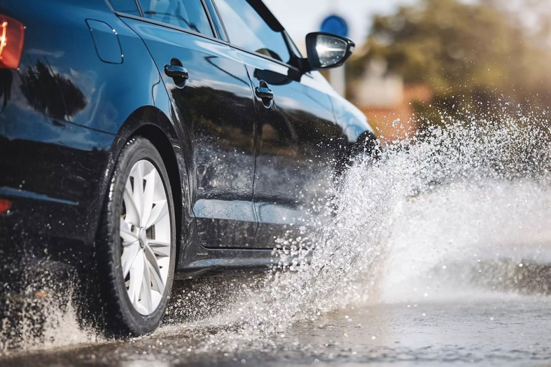 خودرو درحال حرکت در جاده آب گرفته