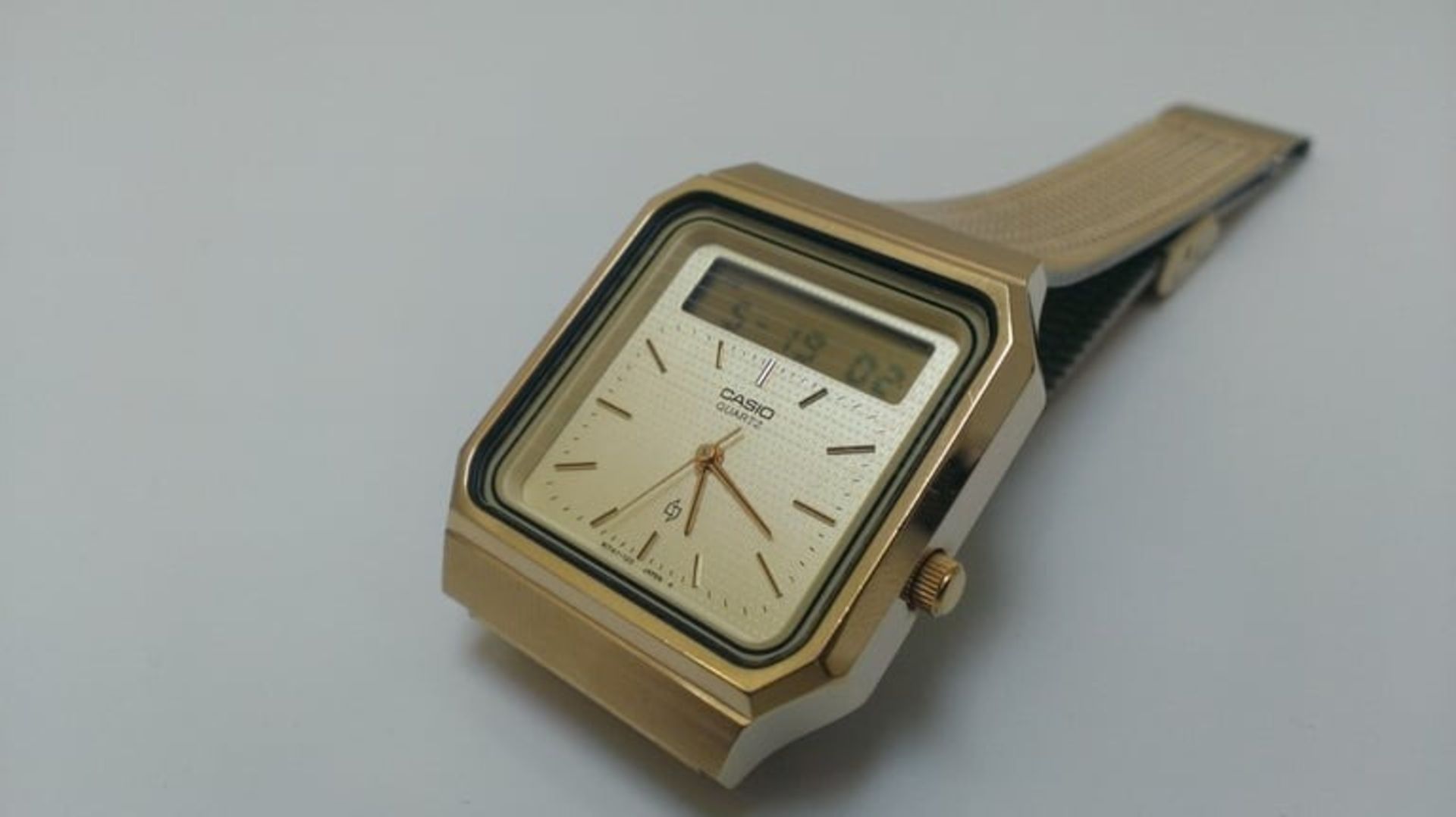 نمای جلو ساعت کاسیو جانوس AT-550 با بند فلزی