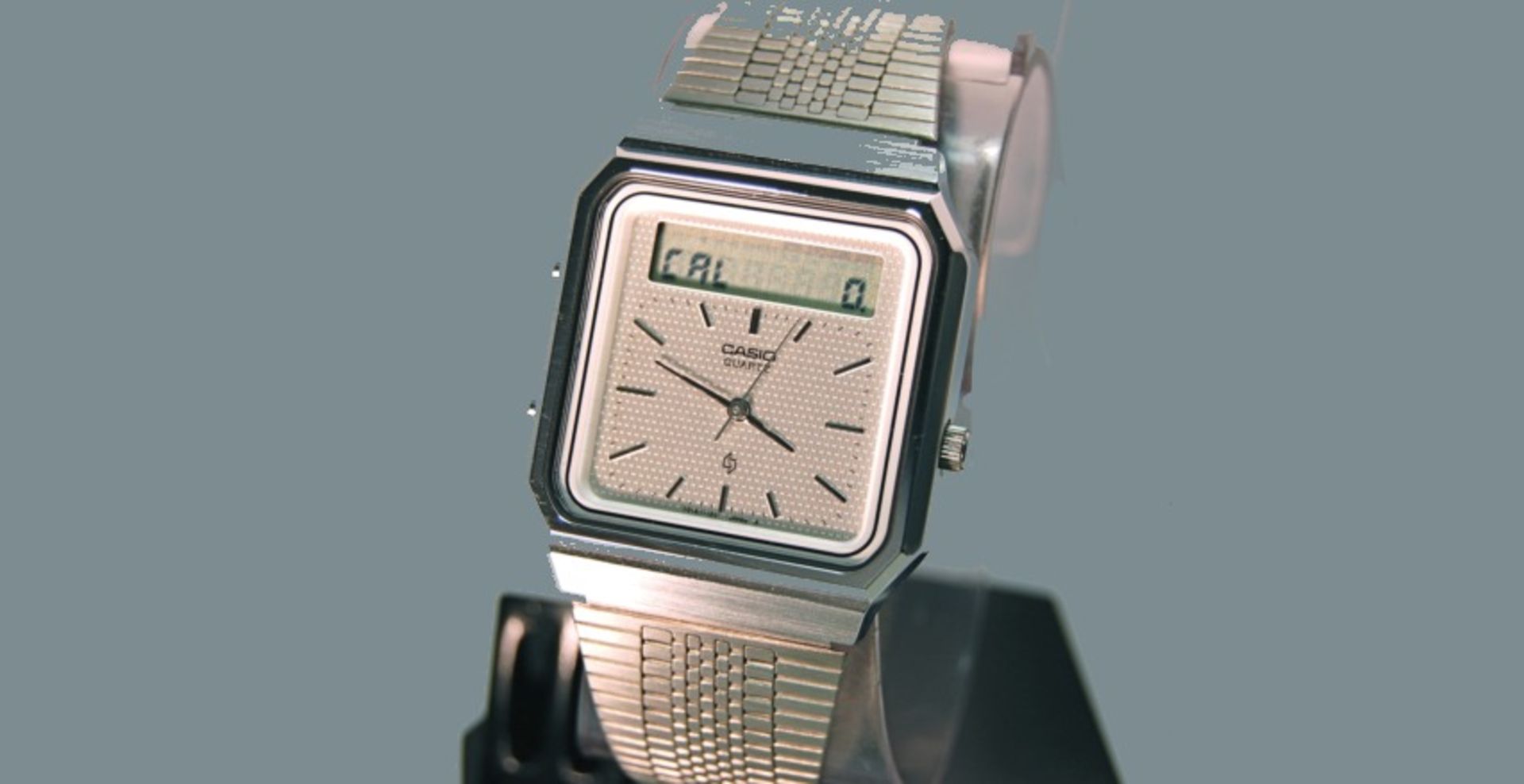 نمای جلو ساعت کاسیو جانوس AT-550 با بند فلزی