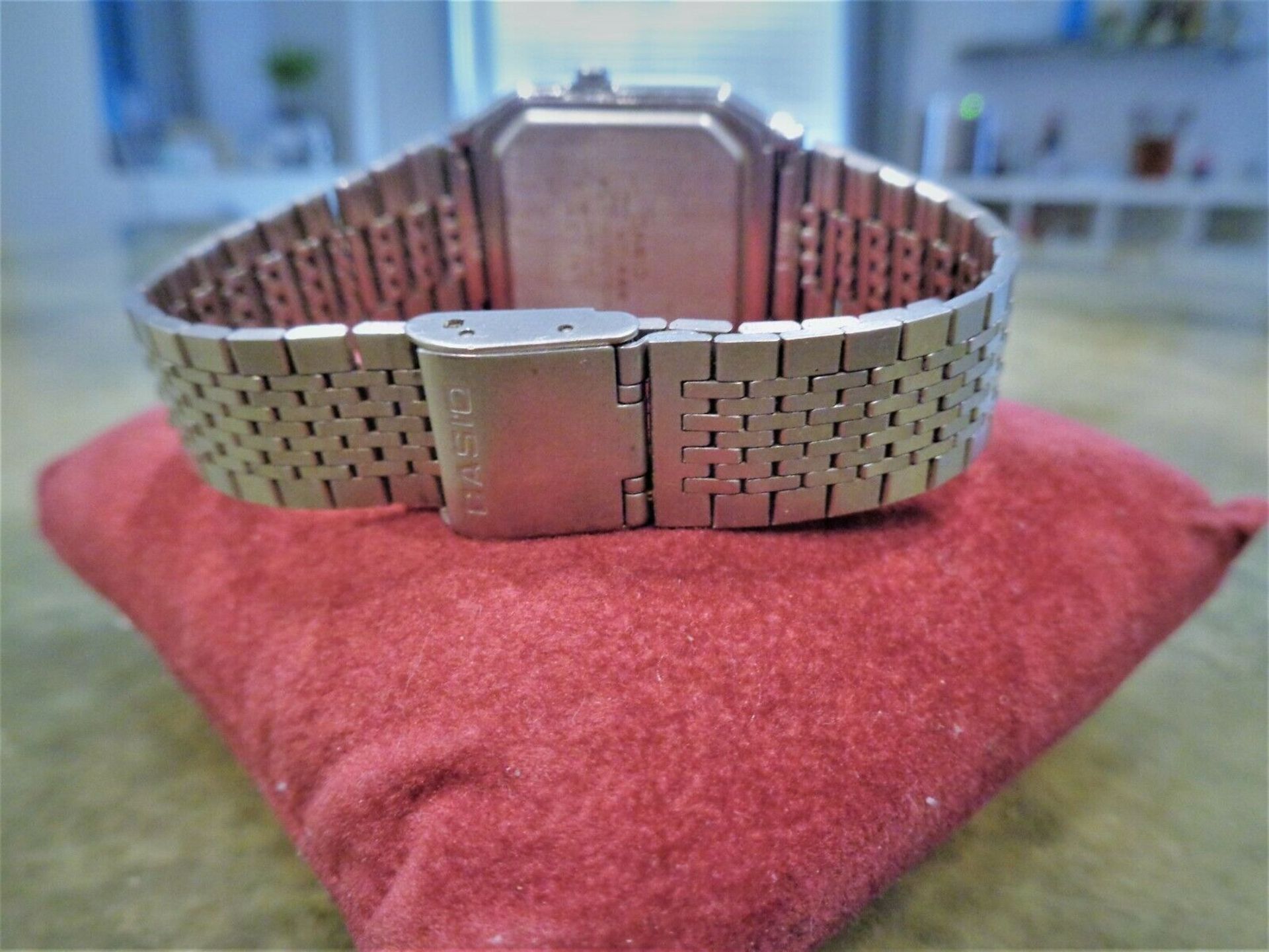 نمای پشت ساعت کاسیو جانوس AT-550 با بند فلزی