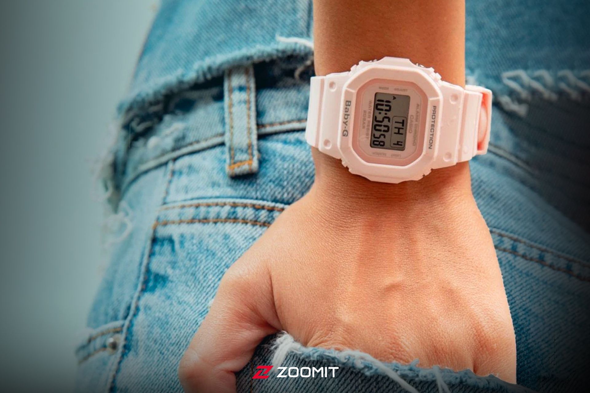 ساعت بچه گانه در دست