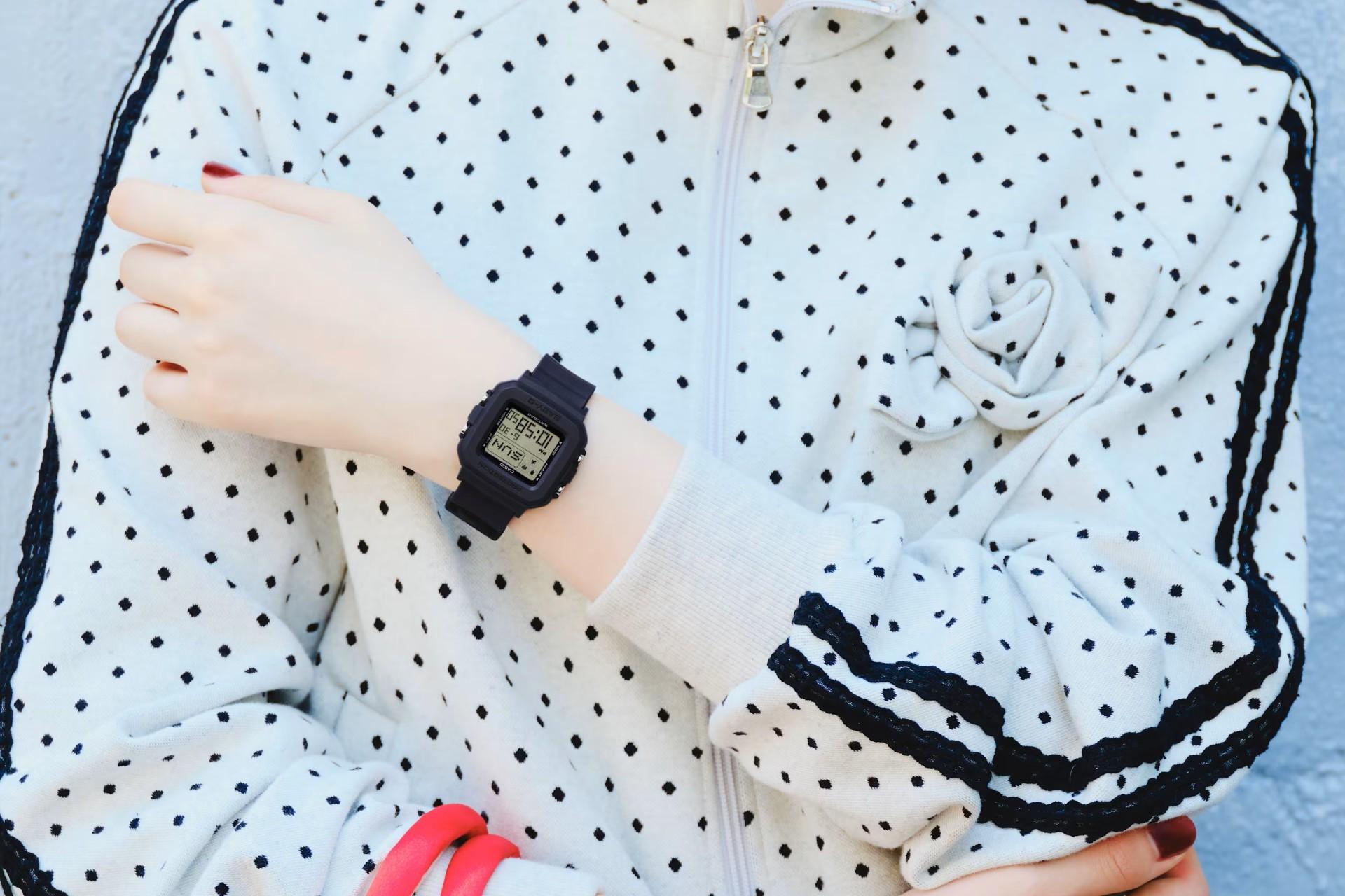 ساعت مچی کاسیو BGD-10KH روی دست یک شخص