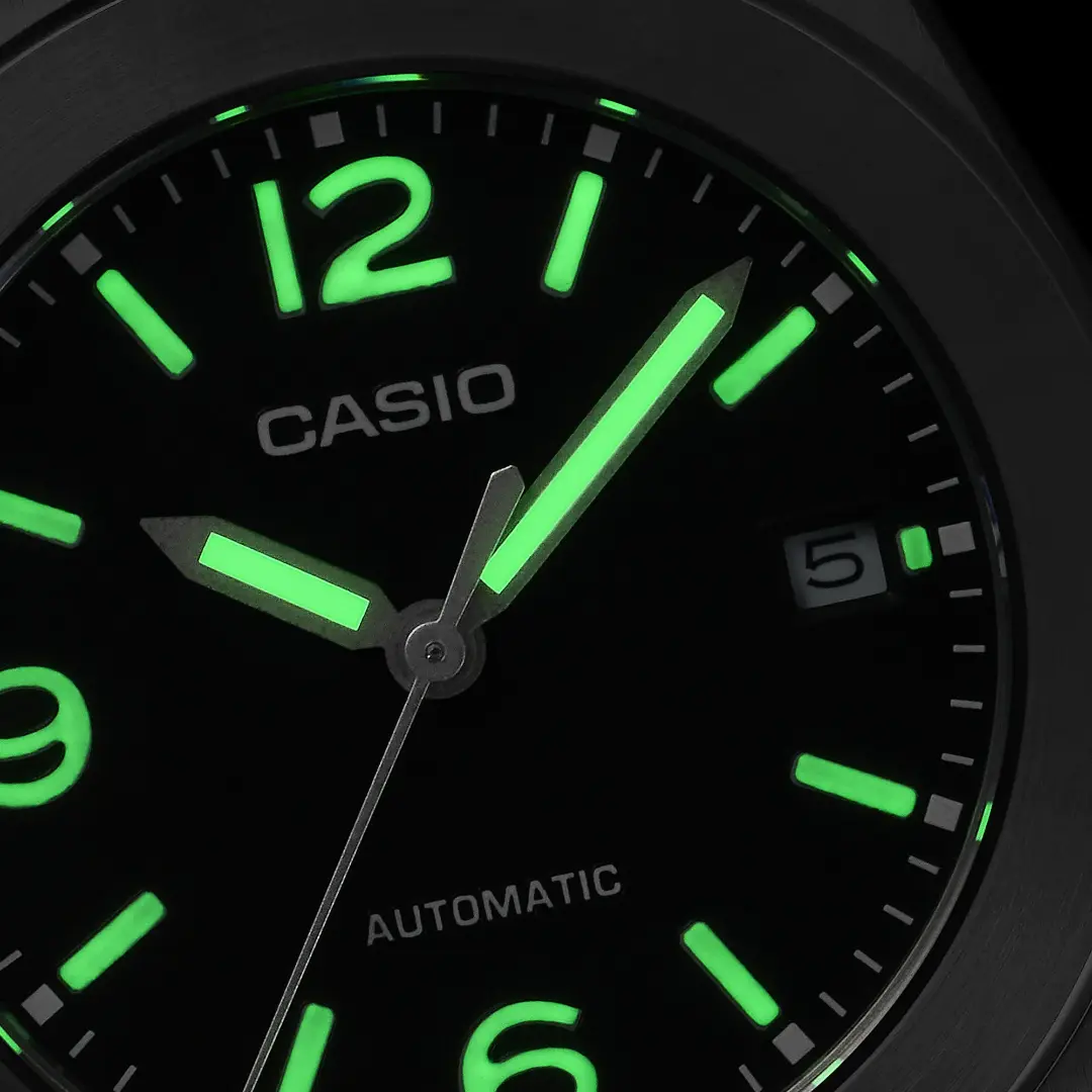صفحه ساعت مچی کاسیو (Casio) با عقربه‌ها و اعداد شب‌نما