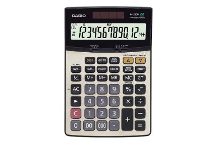 نمای بالای ماشین حساب کاسیو DJ-220D با نمایشگر روشن و نمایش لوگو و صفحه کلید