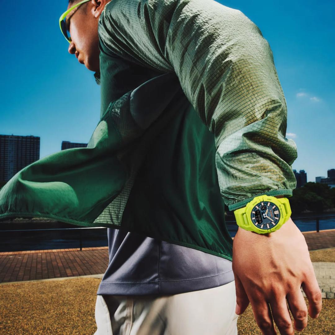 ساعت هوشمند کاسیو جی‌شاک (Casio G-Shock GBA-950) روی مچ دست یک ورزشکار