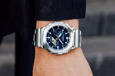 نمای جلوی ساعت مچی مردانه کاسیو جی شاک GM-2110D-2B بسته شده روی مچ