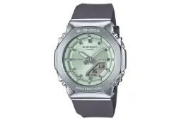 نمای جلوی ساعت مچی زنانه کاسیو جی شاک GM-S2110-3A با نمایش صفحه و فریم