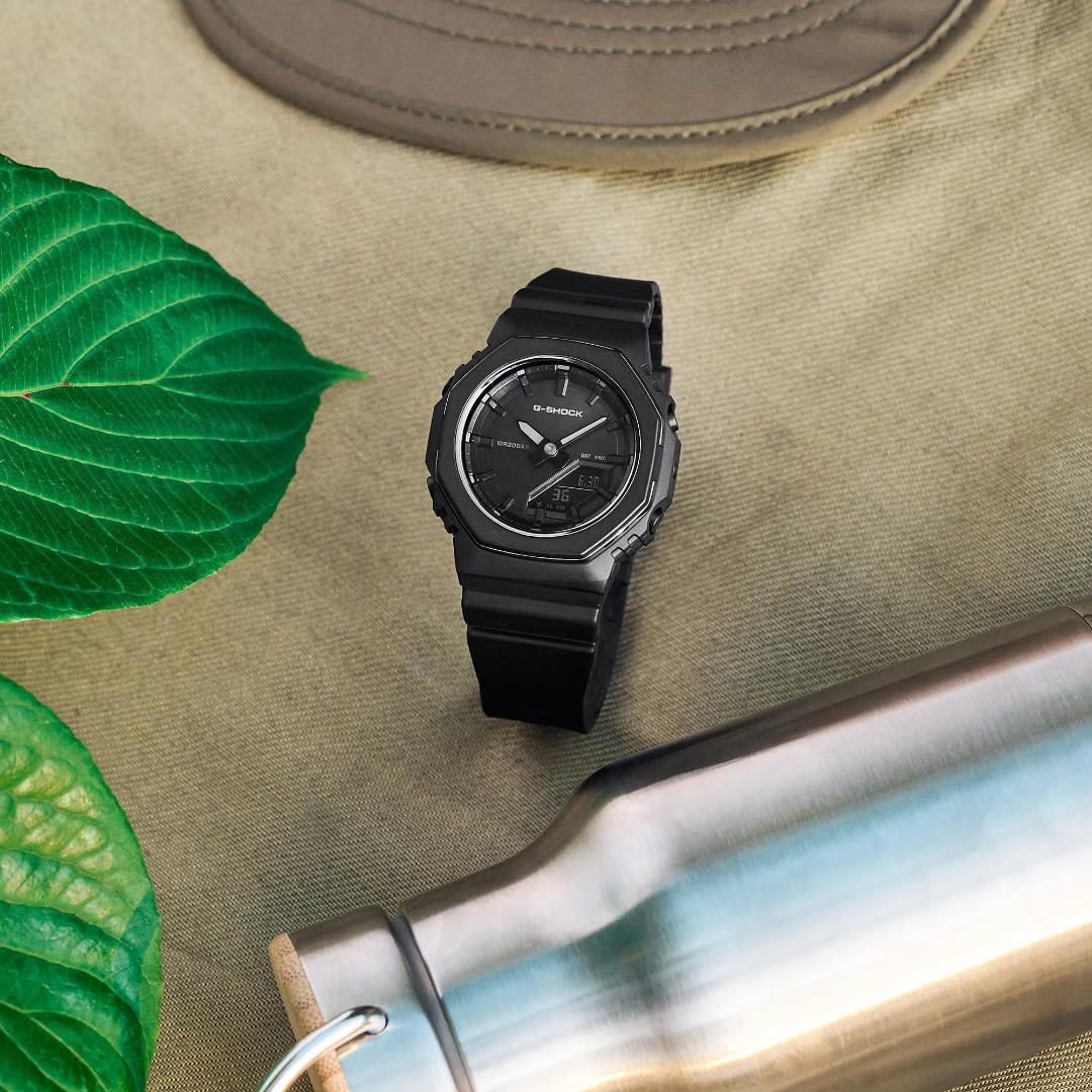 ساعت مچی مشکی جی‌شاک (G-Shock) مدل GMA-P2110B روی پارچه