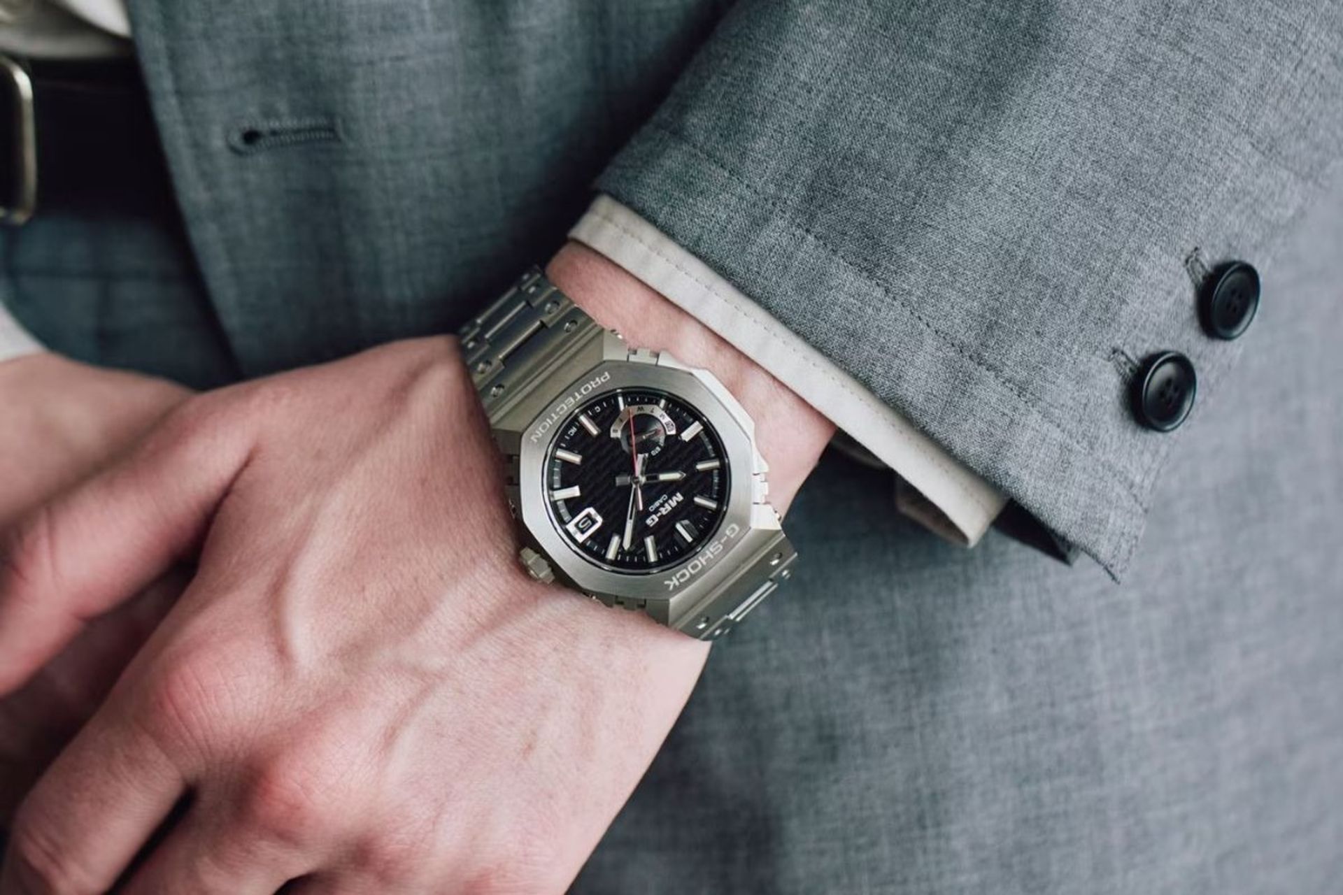 ساعت مچی کاسیو جی‌شاک MRG-B2100D روی مچ دست