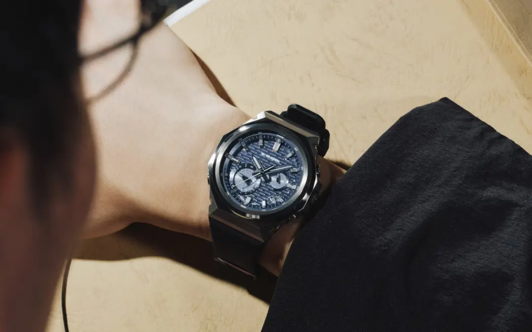 ساعت مچی کاسیو جی‌استیل (Casio G-Steel GST-B1000) با صفحه آبی رنگ روی مچ دست