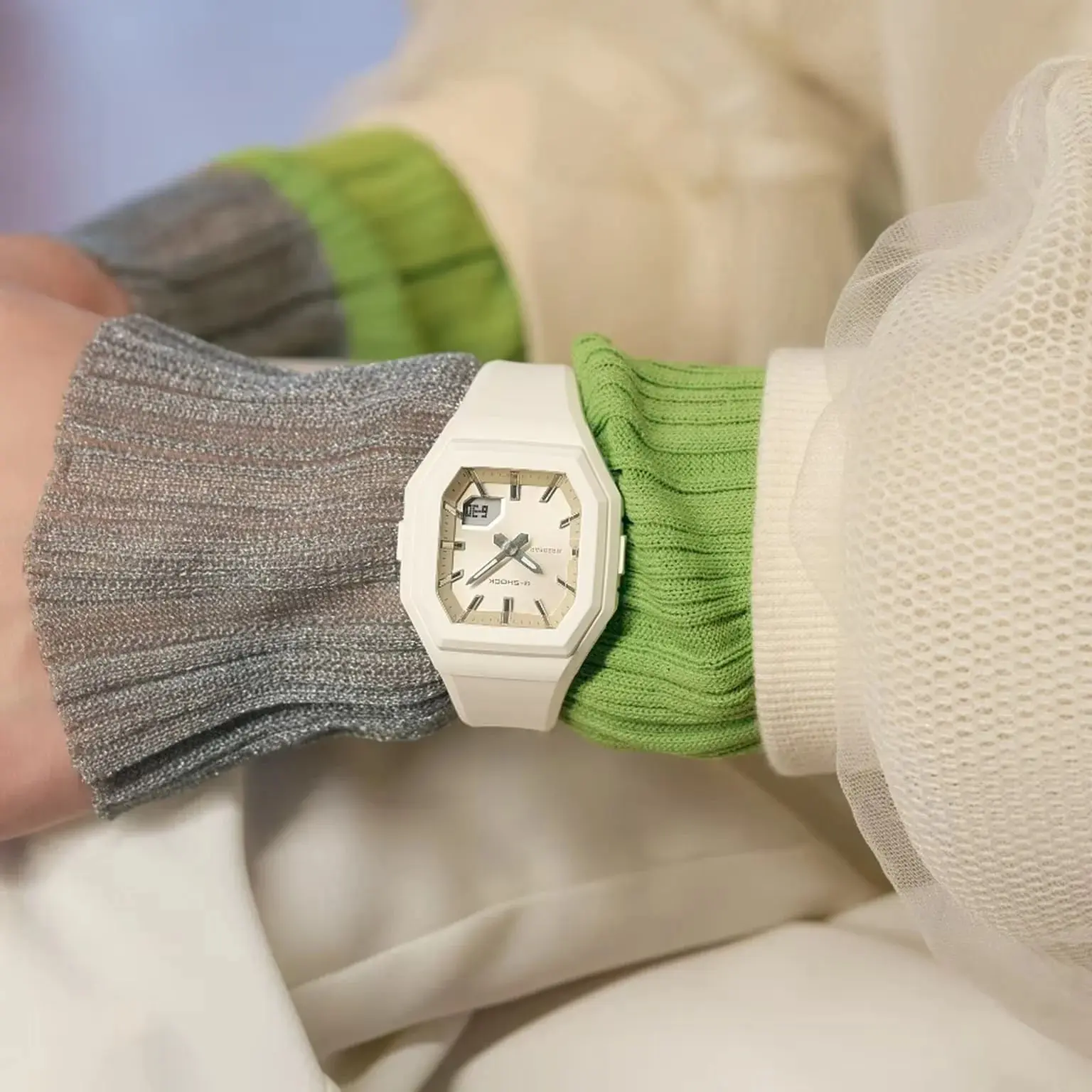 ساعت کاسیو (Casio) مدل GMA-S160 با بدنه سفید و صفحه روشن روی مچ دست