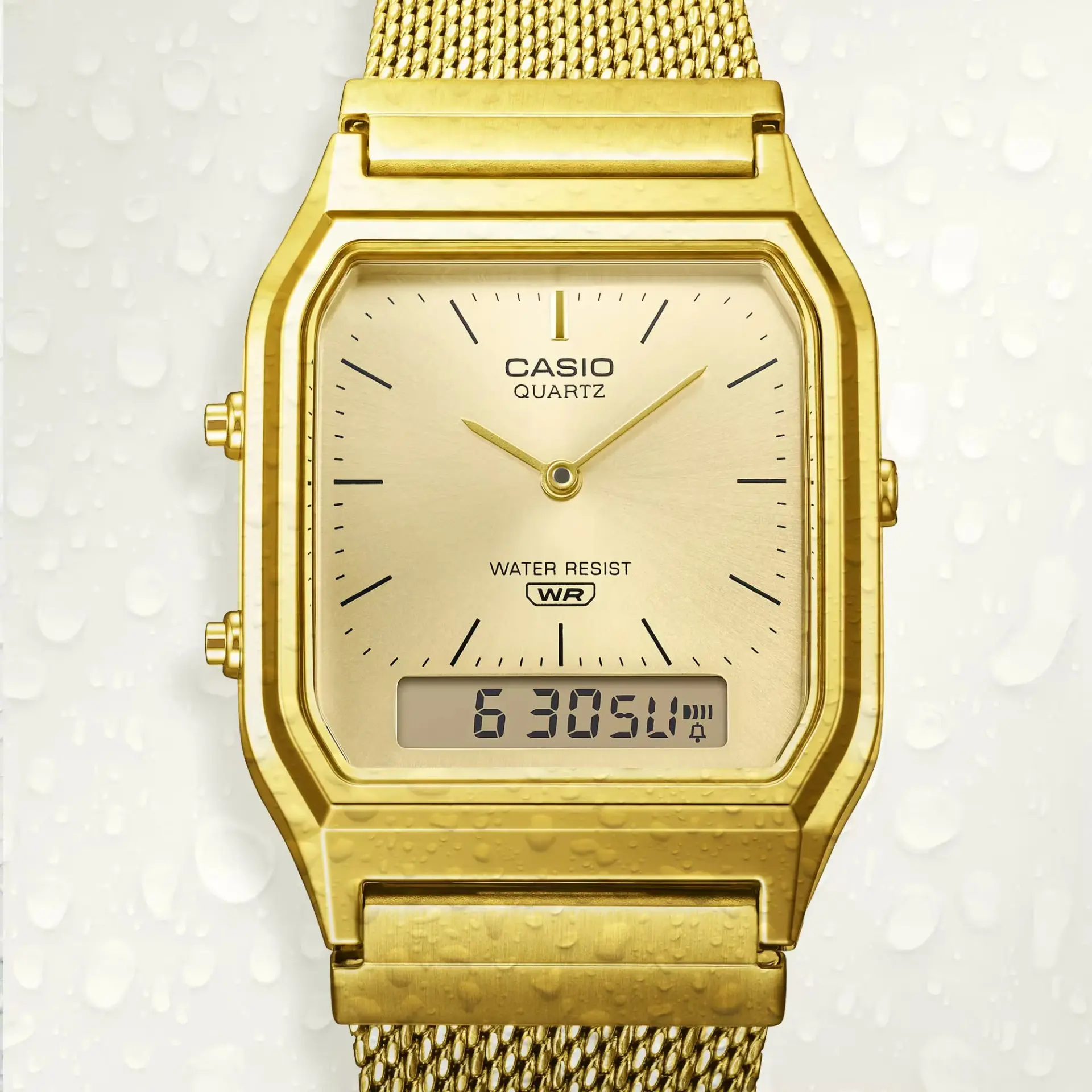 ساعت مچی طلایی کاسیو (Casio) با صفحه دیجیتال و آنالوگ روی پس‌زمینه خیس