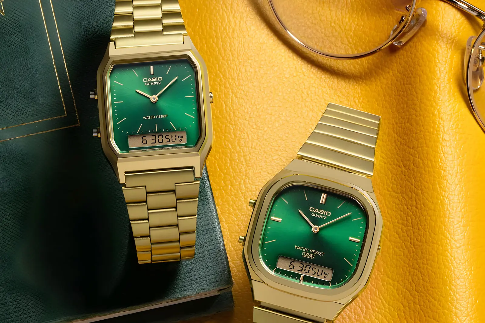 ساعت‌های کاسیو (Casio) با صفحه سبز و بند طلایی روی سطح زرد