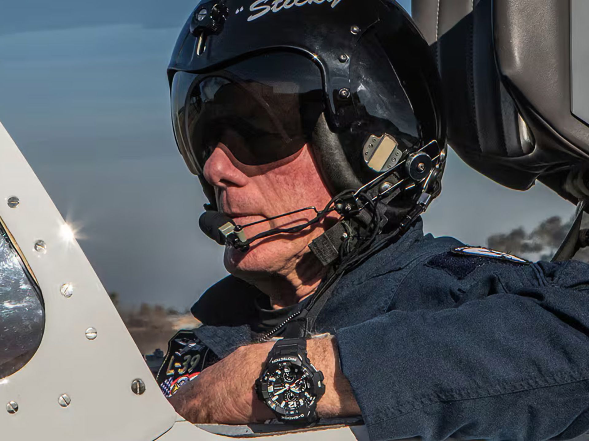 casio-gshock-in-the-air-fighter-pilot-wearing-watch