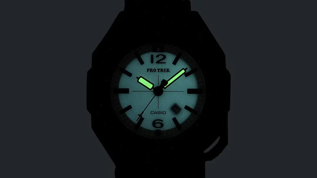 صفحه نمایش درخشان ساعت مچی کاسیو پرو ترک (Casio Pro Trek PRJ01AE-8) در تاریکی