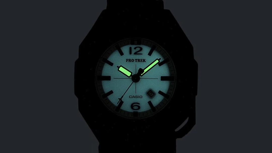 صفحه نمایش درخشان ساعت مچی کاسیو پرو ترک (Casio Pro Trek PRJ01AE-8) در تاریکی