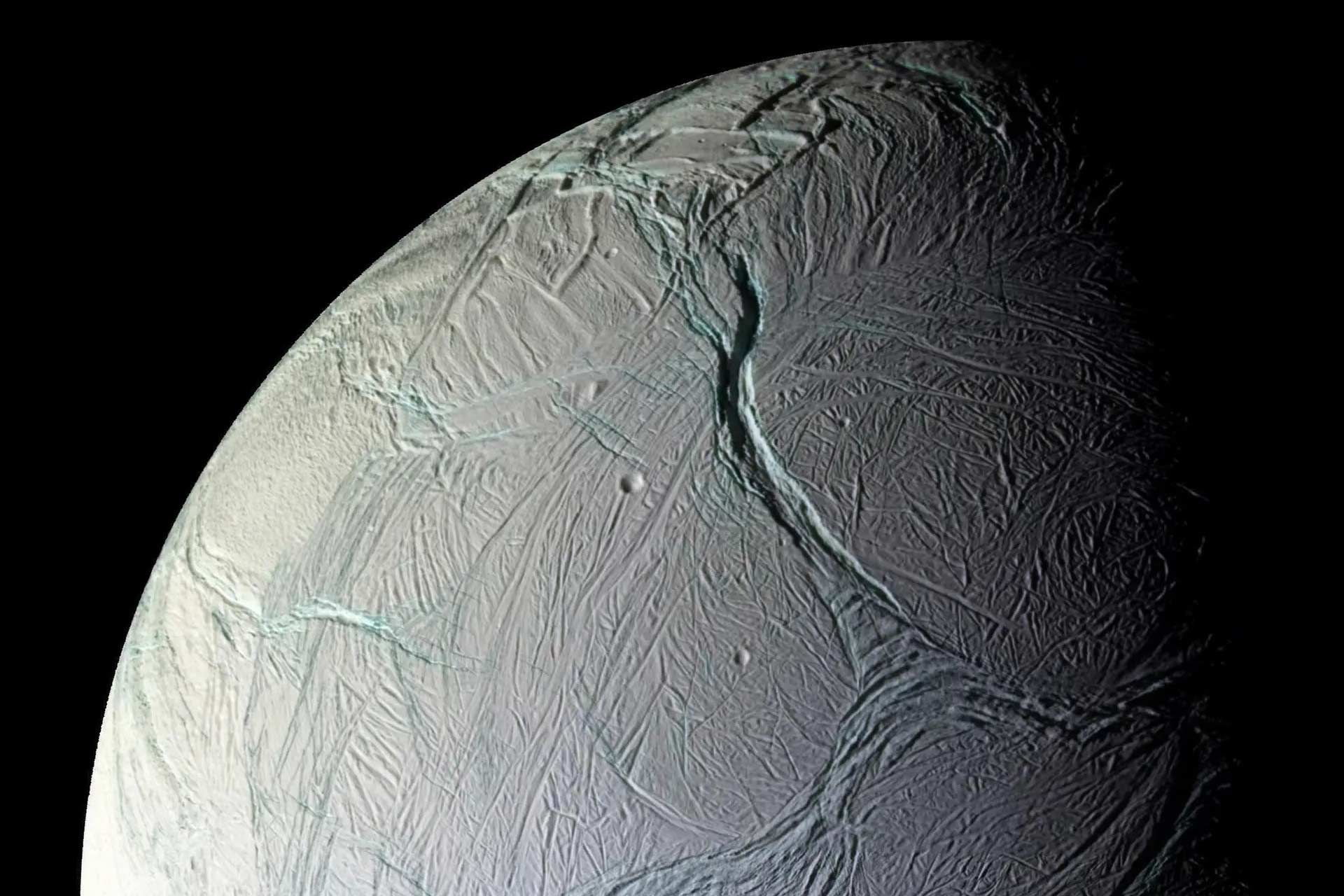 انسلادوس قمر زحل از نگاه فضاپیمای کاسینی