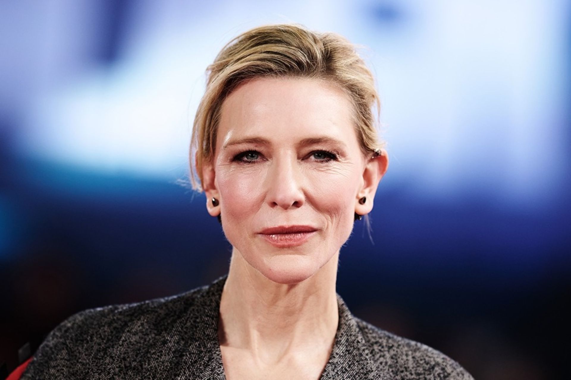 چهره‌ی زن میان‌سال از نمای جلو