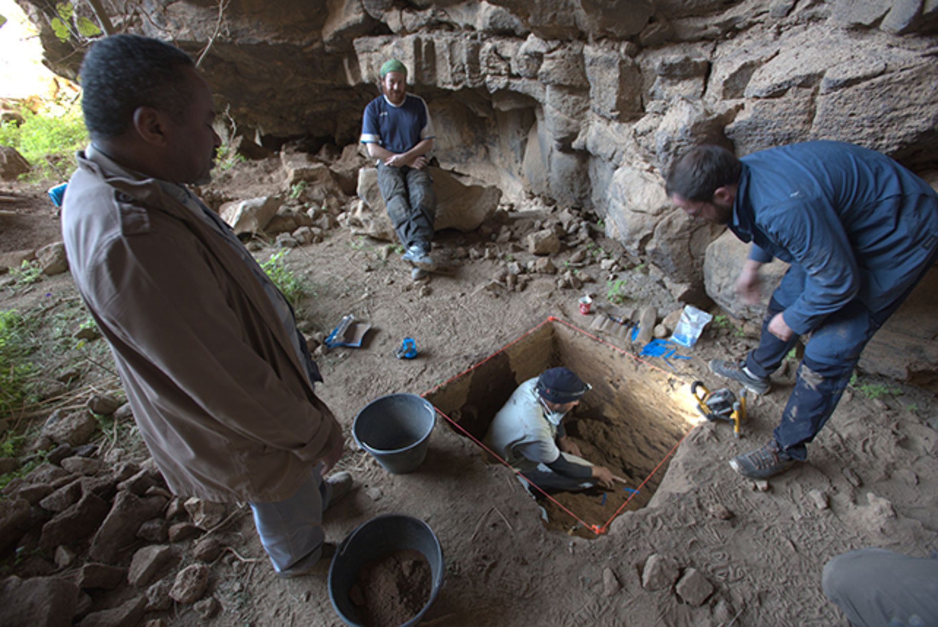 حفاری غار در دالان گدازه ام جیرسان در عربستان