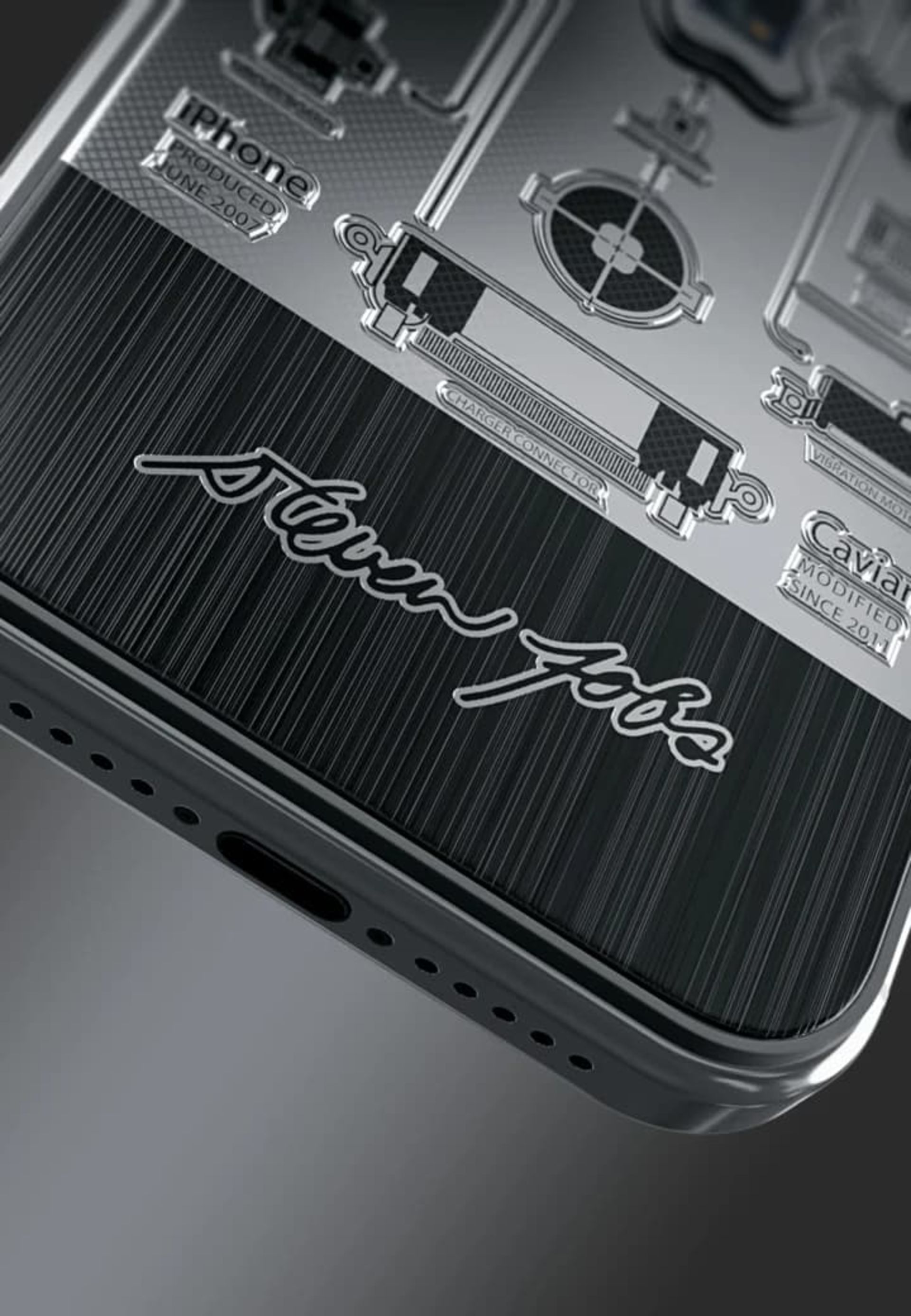 امضای استیو جابز روی پنل پشت گوشی از نمای نزدیک