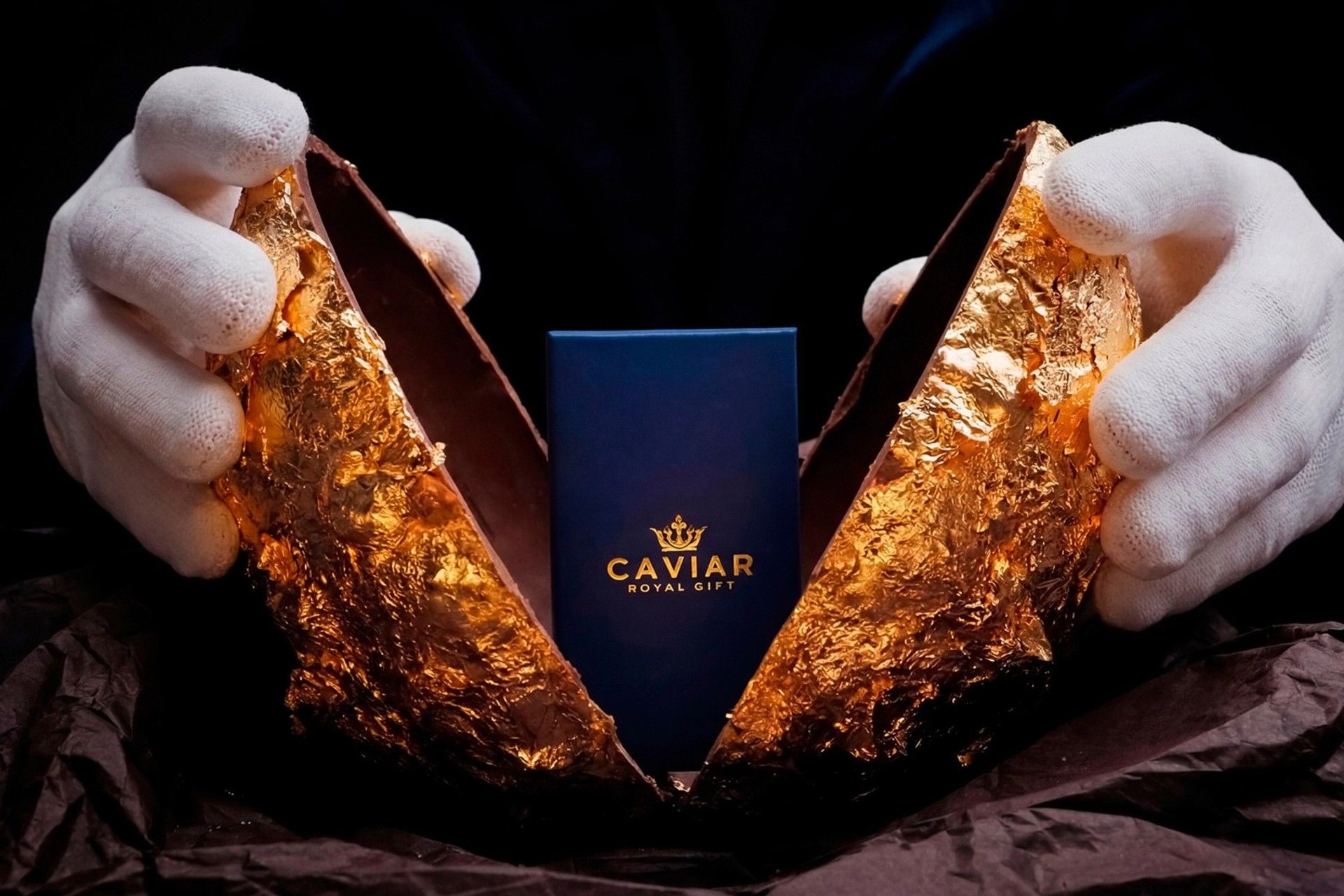 جعبه‌ی گوشی داخل تخم شکلاتی طلاکاری‌شده کاویار