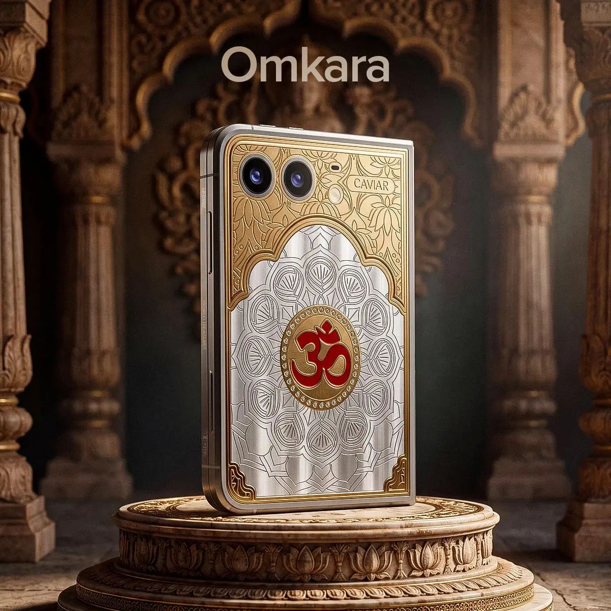 گوشی هوشمند کاویار با بدنه طلایی و نماد اومکارا (Omkara) روی پنل نقره‌ای