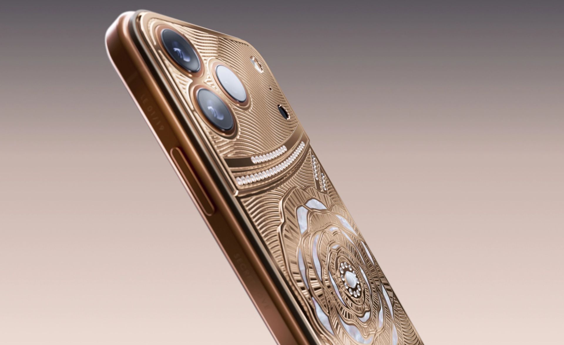 نمای پشت و فریم جانبی گوشی جواهرنشان آیفون ۱۷ پرو مکس کاویار