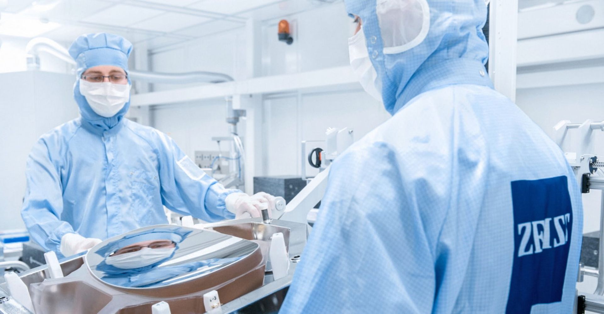 مهندسان زایس در حال حمل آینه دستگاه لیتوگرافی