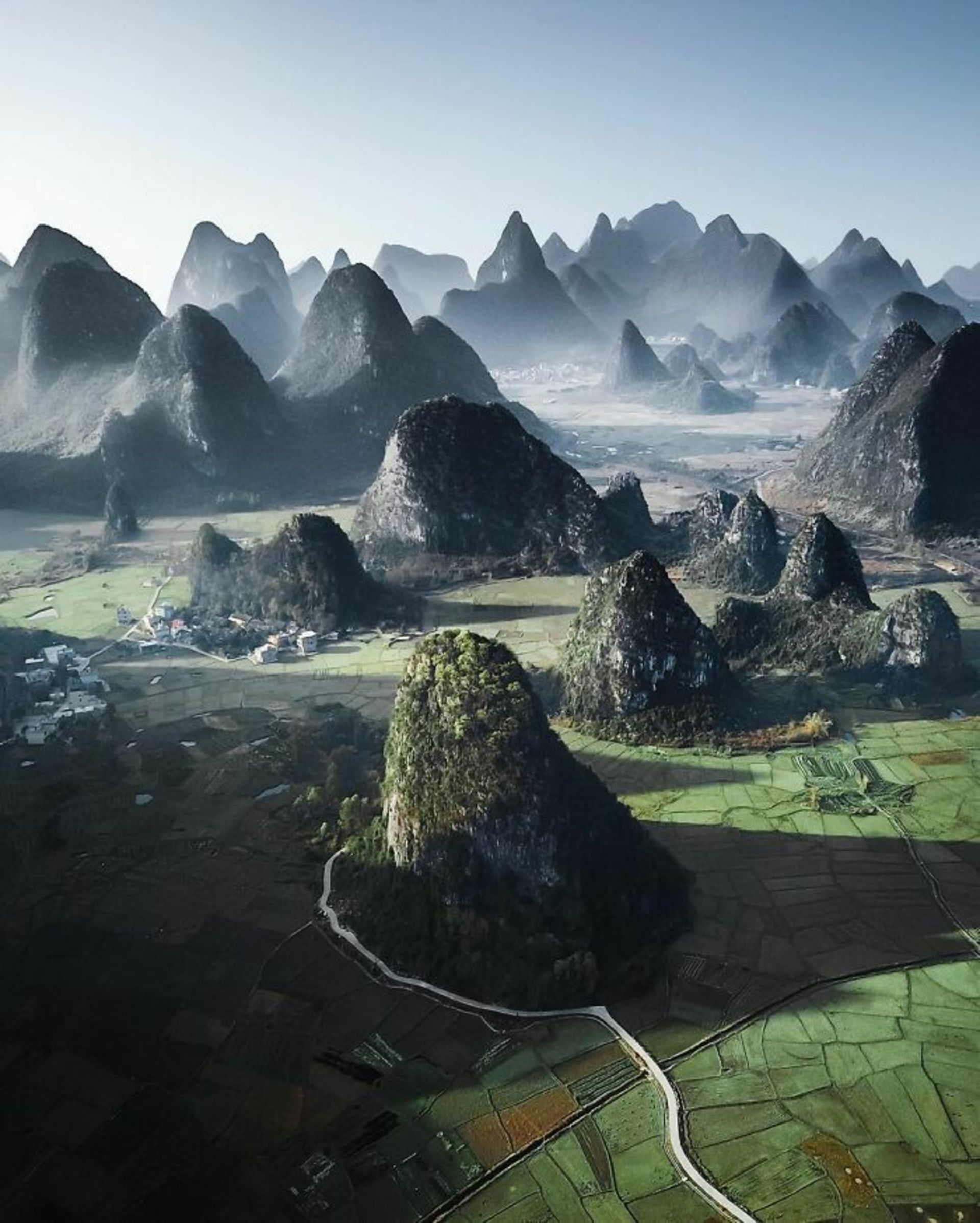 کوه‌های اطراف دهکده‌ای کوچک در چین