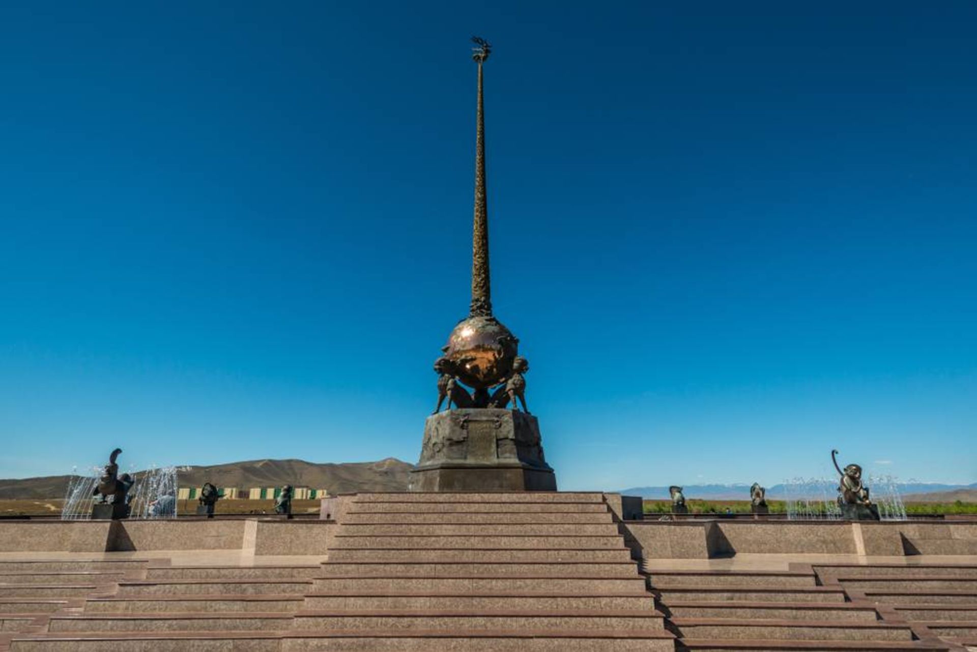 یادبود مرکز آسیا در شهر قزل روسیه