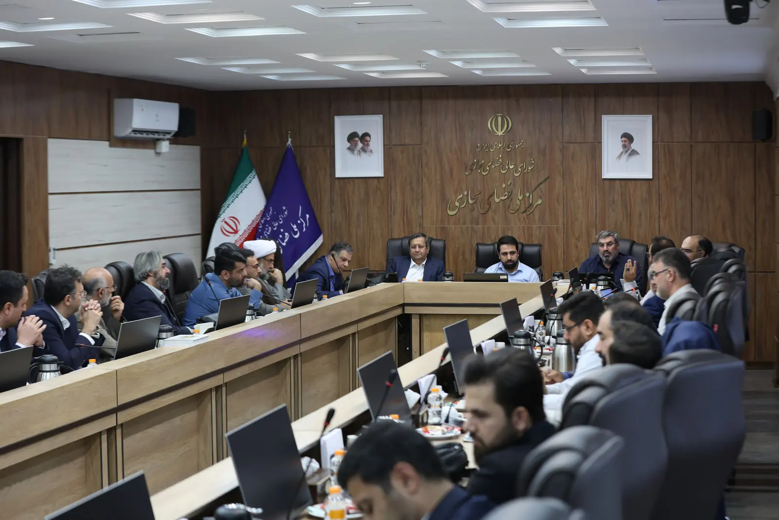 رئیس بانک مرکزی در جلسه ستاد ملی فضای مجازی حضور دارد