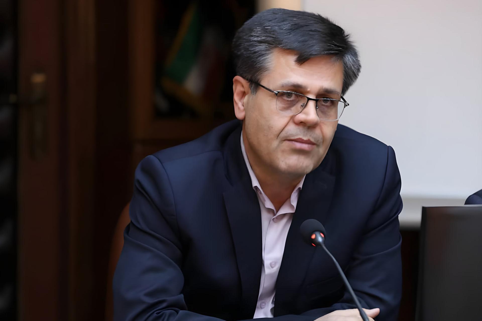 مدیرعامل شرکت توانیر در حال صحبت درباره کشف دستگاه‌های ماینر