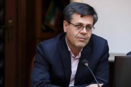 مدیرعامل شرکت توانیر در حال صحبت درباره کشف دستگاه‌های ماینر