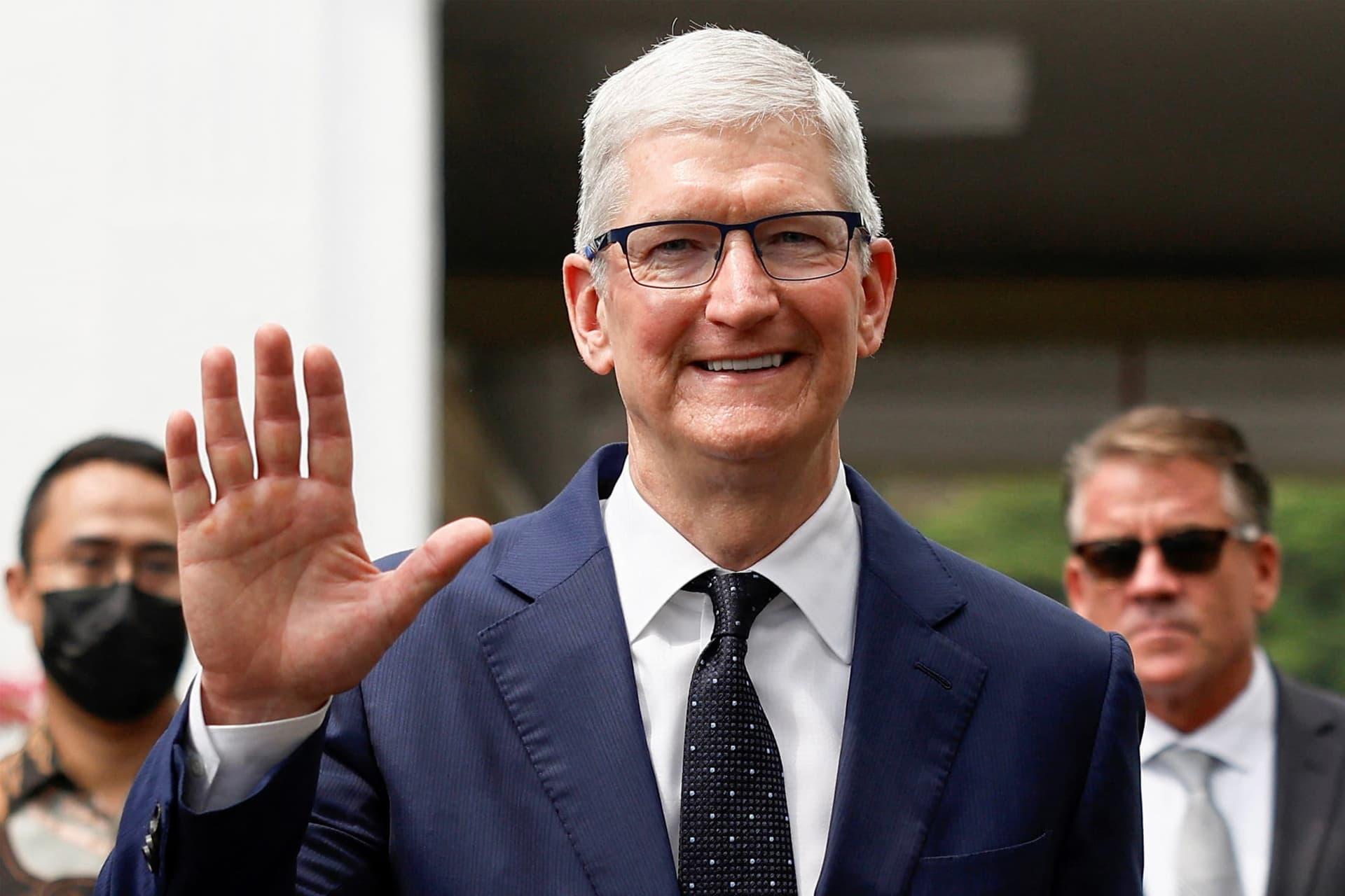 تیم کوک / Tim Cook مدیرعامل اپل در حال خداحافظی کت شلوار