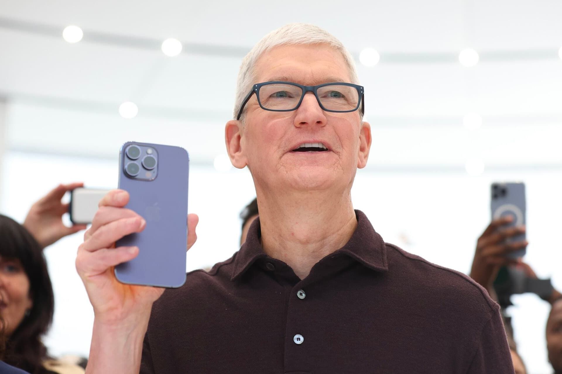 آیفون ۱۴ پرو مکس در دست تیم کوک / Tim Cook مدیرعامل اپل