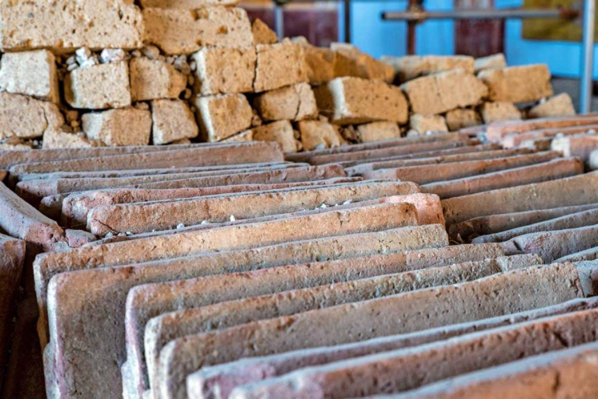 کاشی‌های سرامیکی سقف و بلوک‌ها که در یک کارگاه ساختمانی باستانی در پمپئی کاوش شده‌اند.