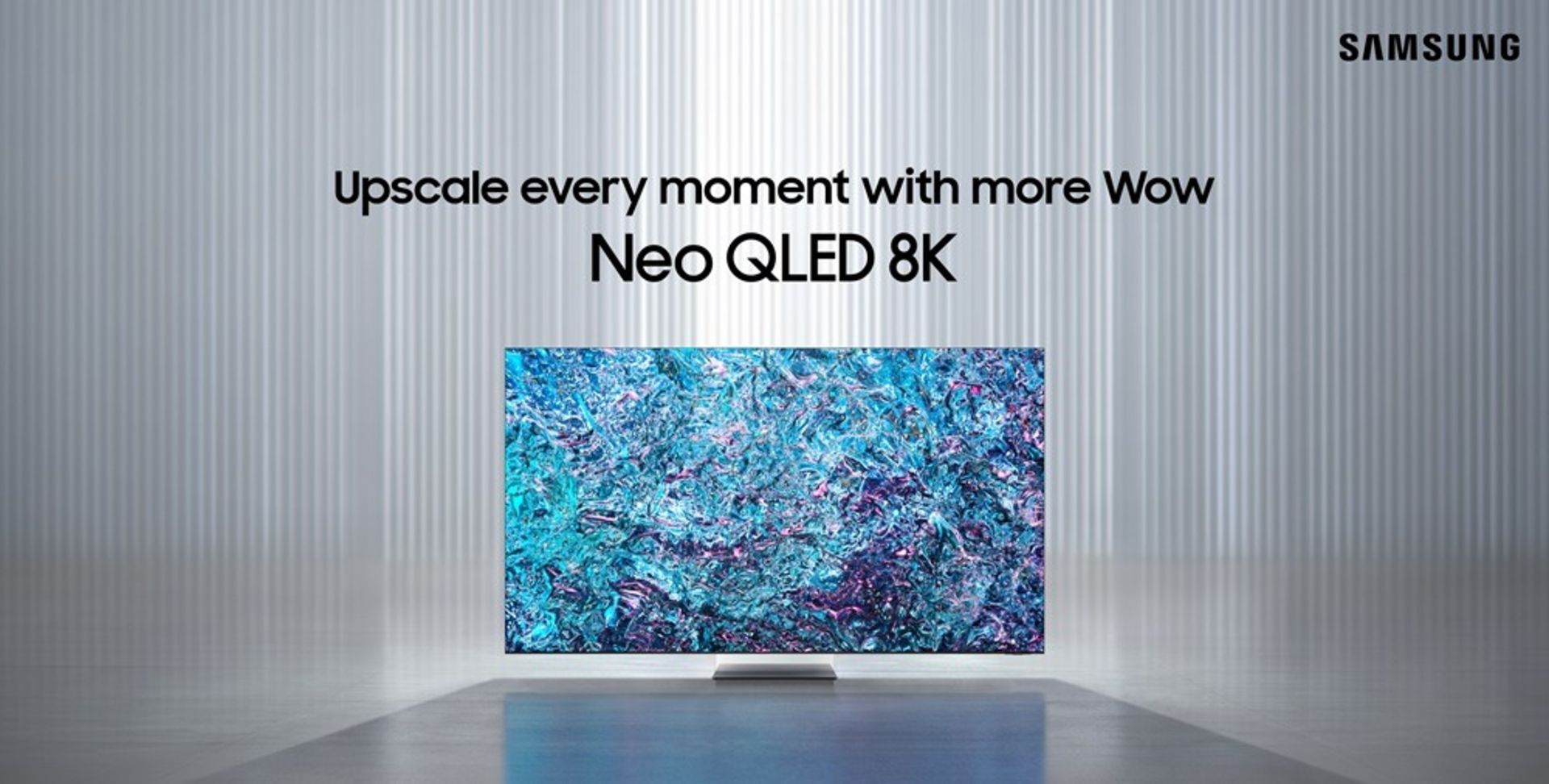 پوستر رسمی تلویزیون سامسونگ QLED 8K با لوگوی سامسونگ در بالا