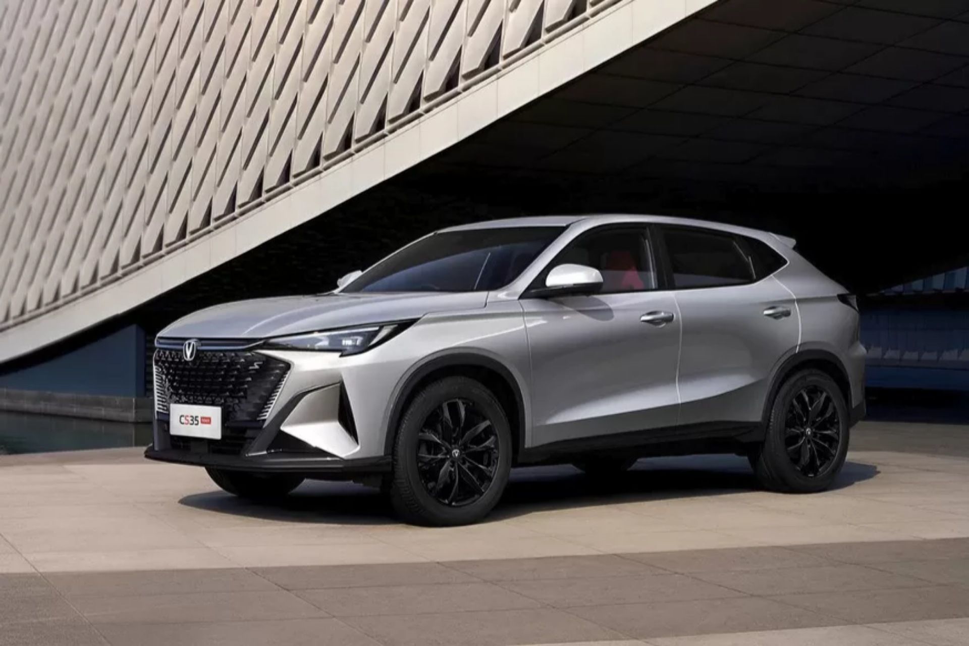 سه‌چهارم جلویی خودرو چانگان CS35 مکس